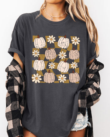 Checkered Pumpkins, Daisies, Flowers, Cute, Retro, Hippie, Positivity, Halloween, Autumn, Fall Shirt Comfort Colors T-Shirt