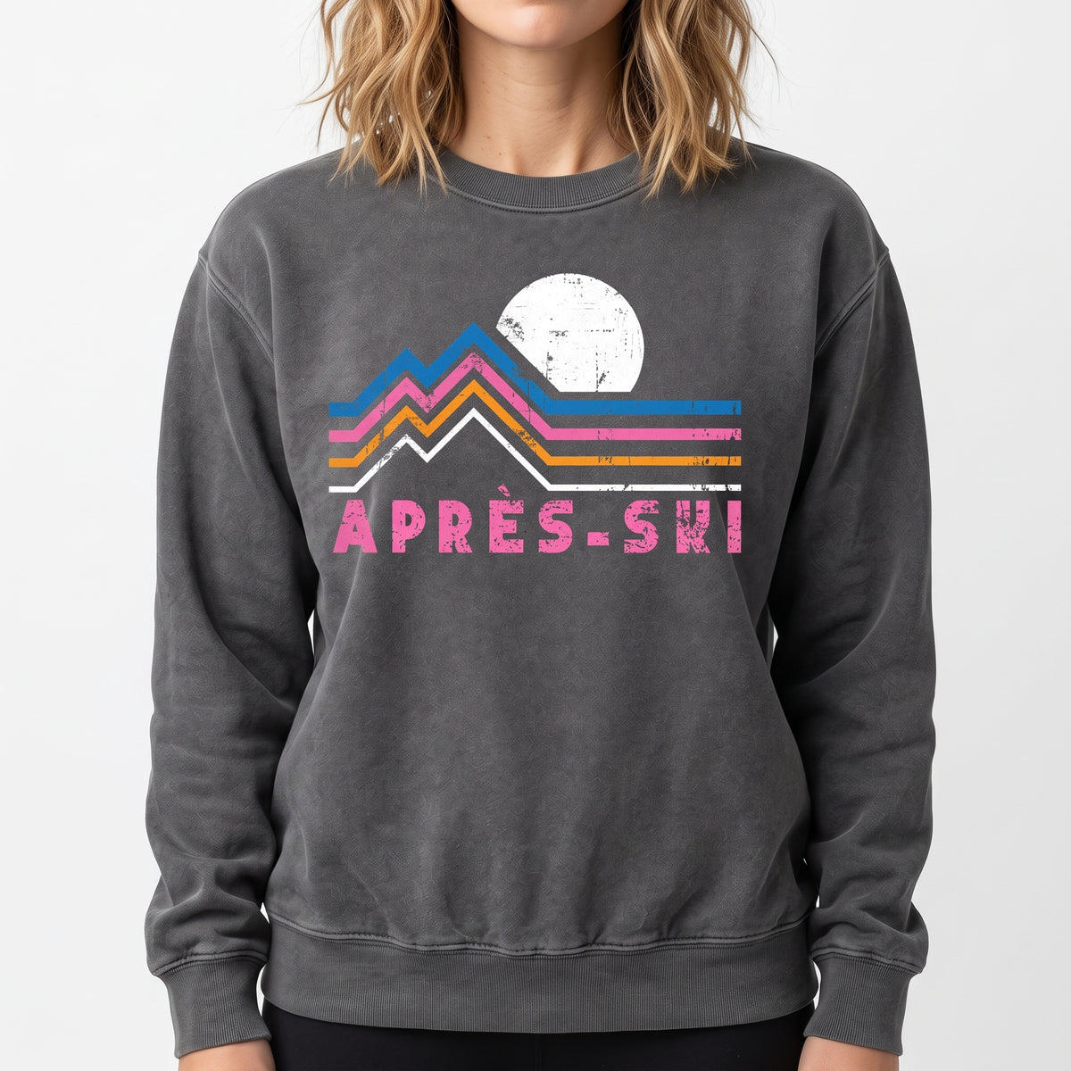 Model wearing the Après-Ski Mountains comfort colors sweatshirt in Pepper, cover image 1