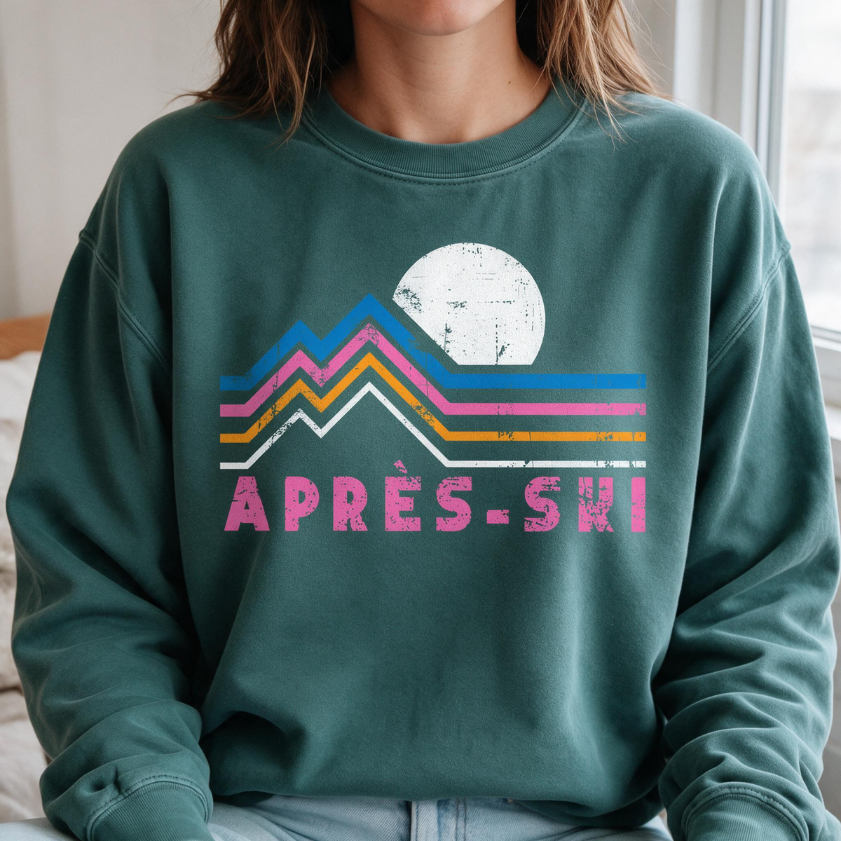 Model wearing the Après-Ski Mountains comfort colors sweatshirt in Blue Spruce