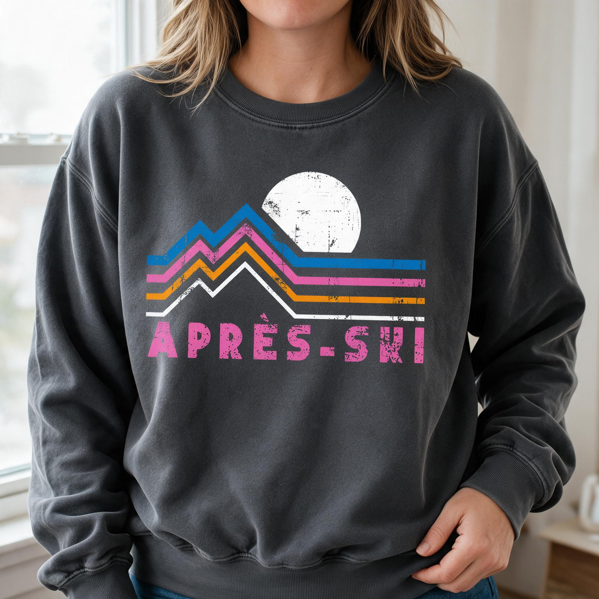 Model wearing the Après-Ski Mountains comfort colors sweatshirt in Pepper, lifestyle image 1