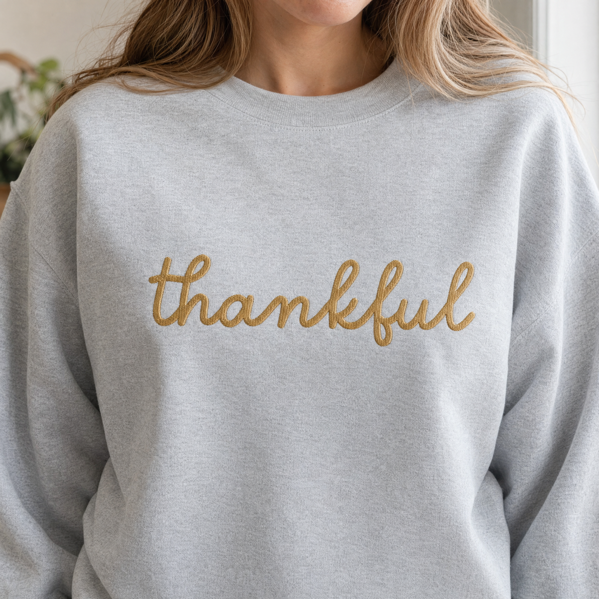 Model wearing the Thankful Script Sweatshirt sweatshirt in Ash, lifestyle image 2