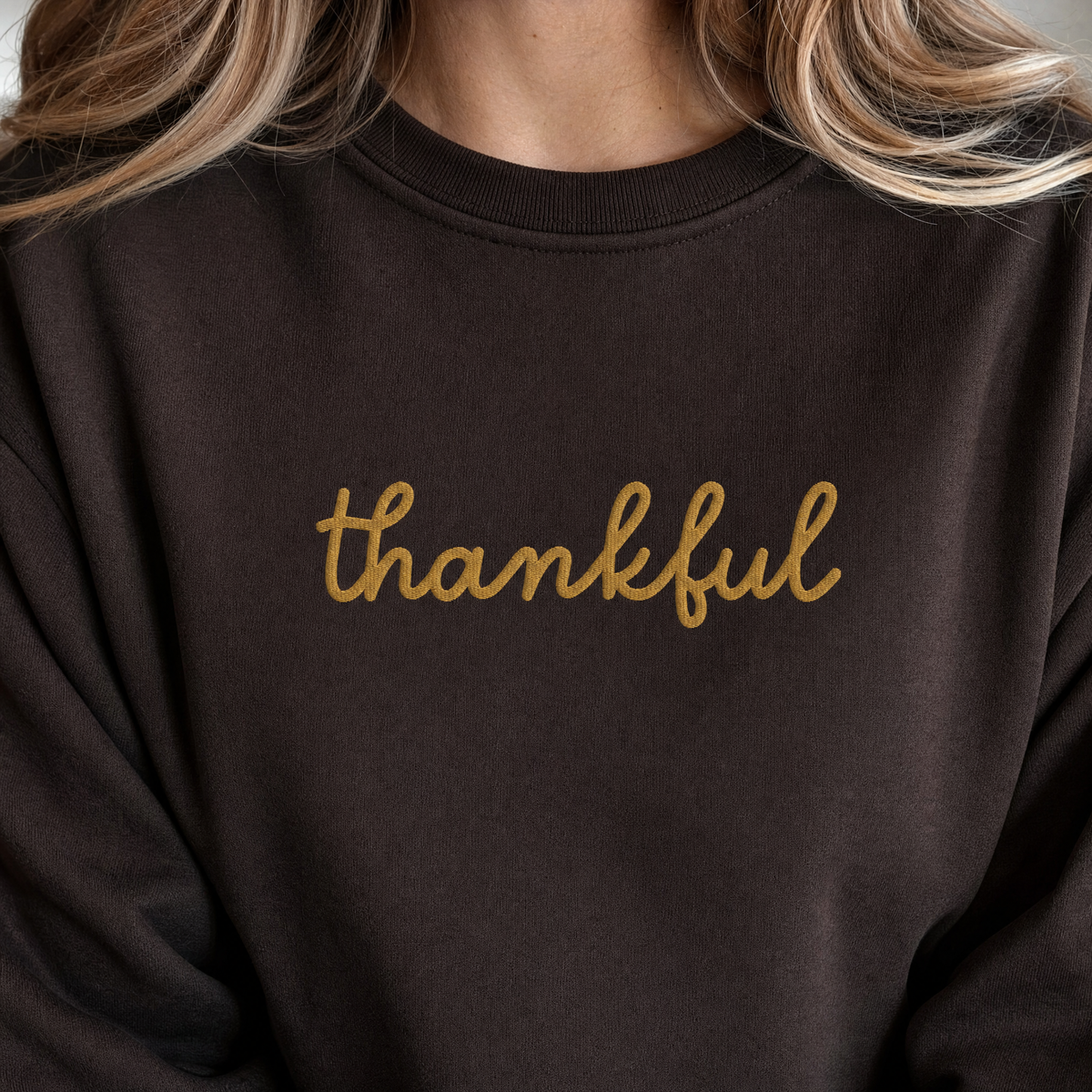 Model wearing the Thankful Script Sweatshirt sweatshirt in Dark Chocolate, lifestyle image 2