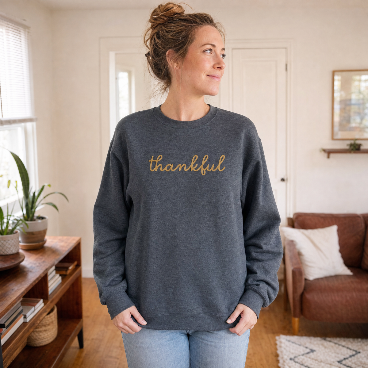 Model wearing the Thankful Script Sweatshirt sweatshirt in Dark Heather, lifestyle image 1