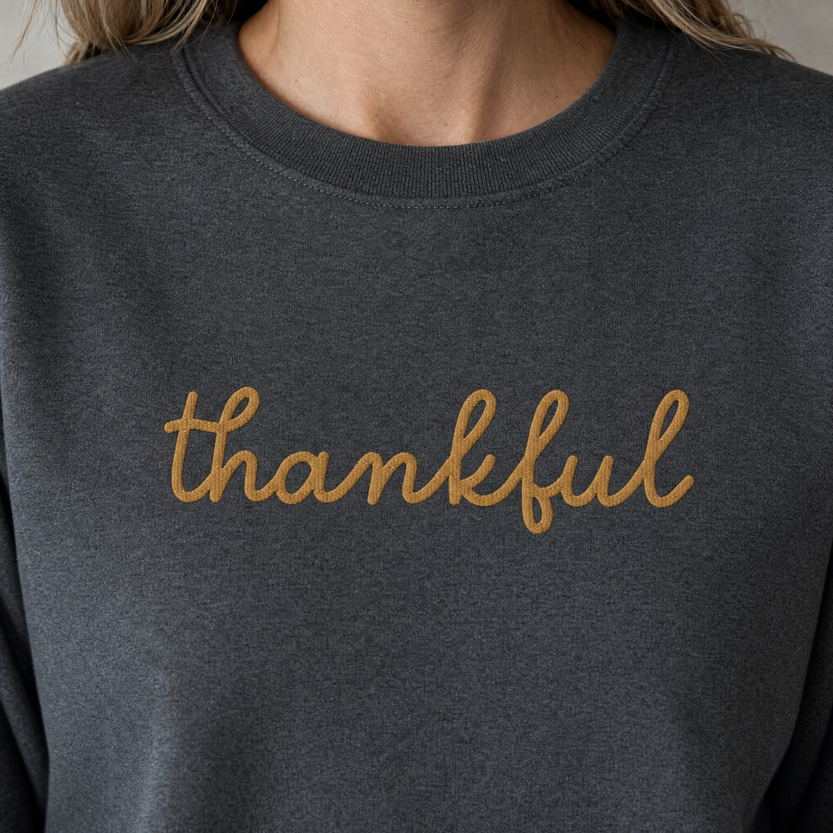 Model wearing the Thankful Script Sweatshirt sweatshirt in Dark Heather, lifestyle image 2