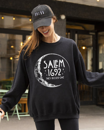 Salem, 1692, Skeleton, Funny, Spooky, Witch, Aesthetic, Meme, Halloween, Costume Sweatshirt