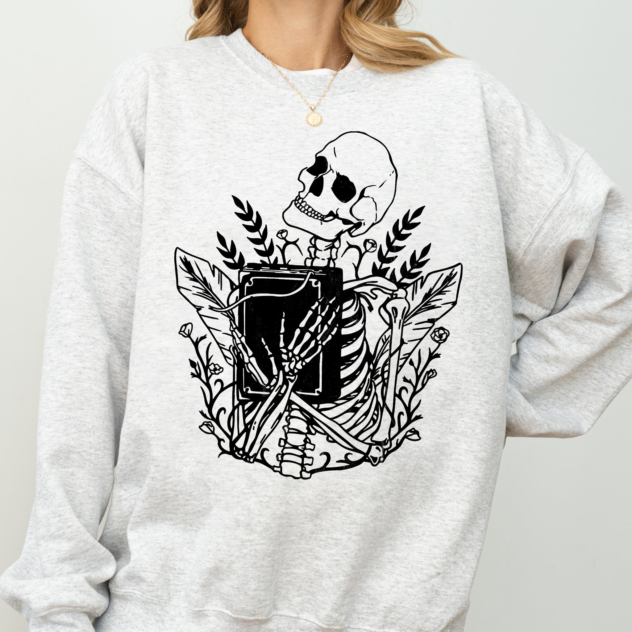 Reading Skeleton, Witch, Ghost, Skull, Spooky, Aesthetic, Meme, Halloween, Costume Sweatshirt