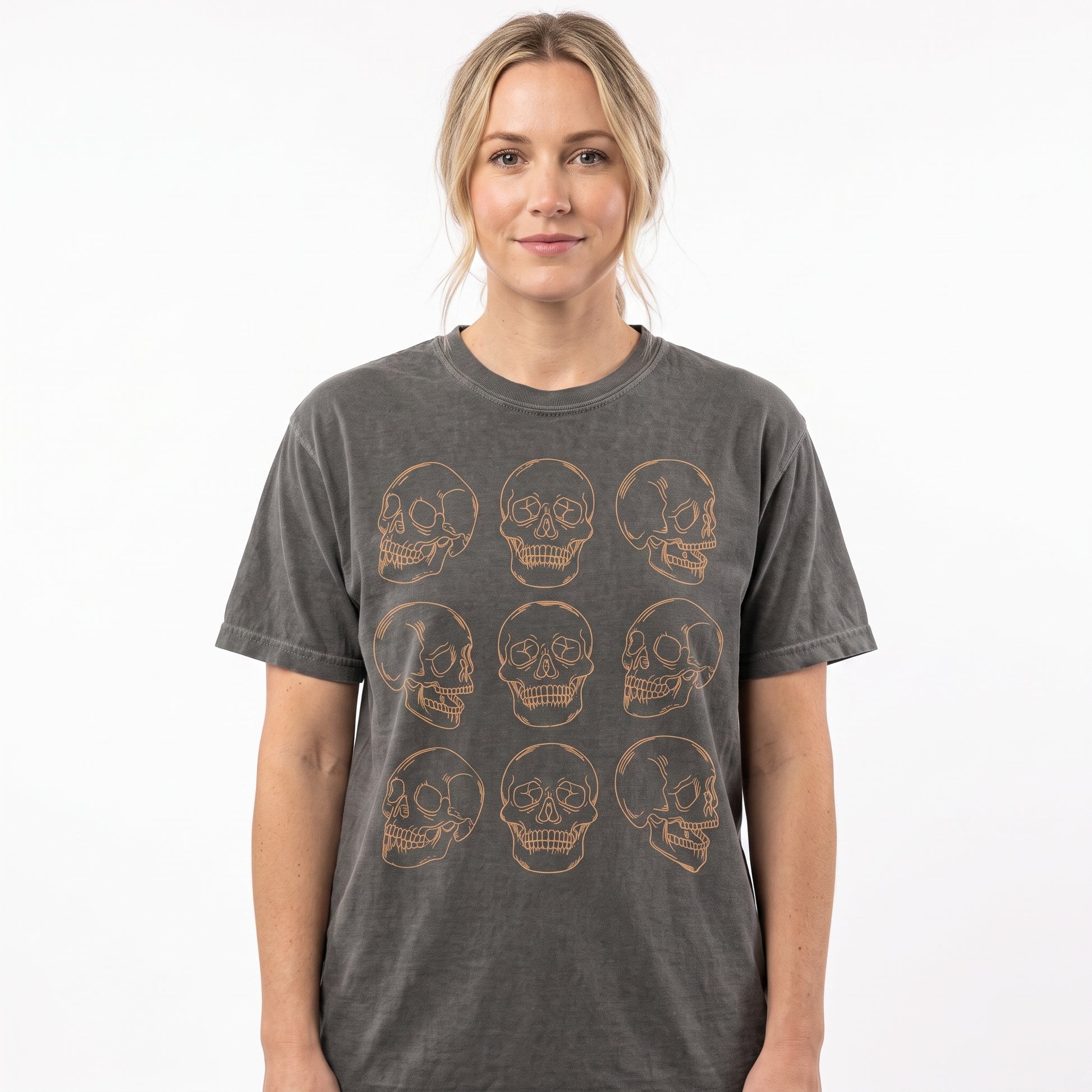 Model wearing the Skull Pattern comfort colors tee in Pepper