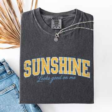Sunshine Looks Good On Me, Beach Ready, Vacation, Sunshine, Summer Fun Comfort Colors T-Shirt