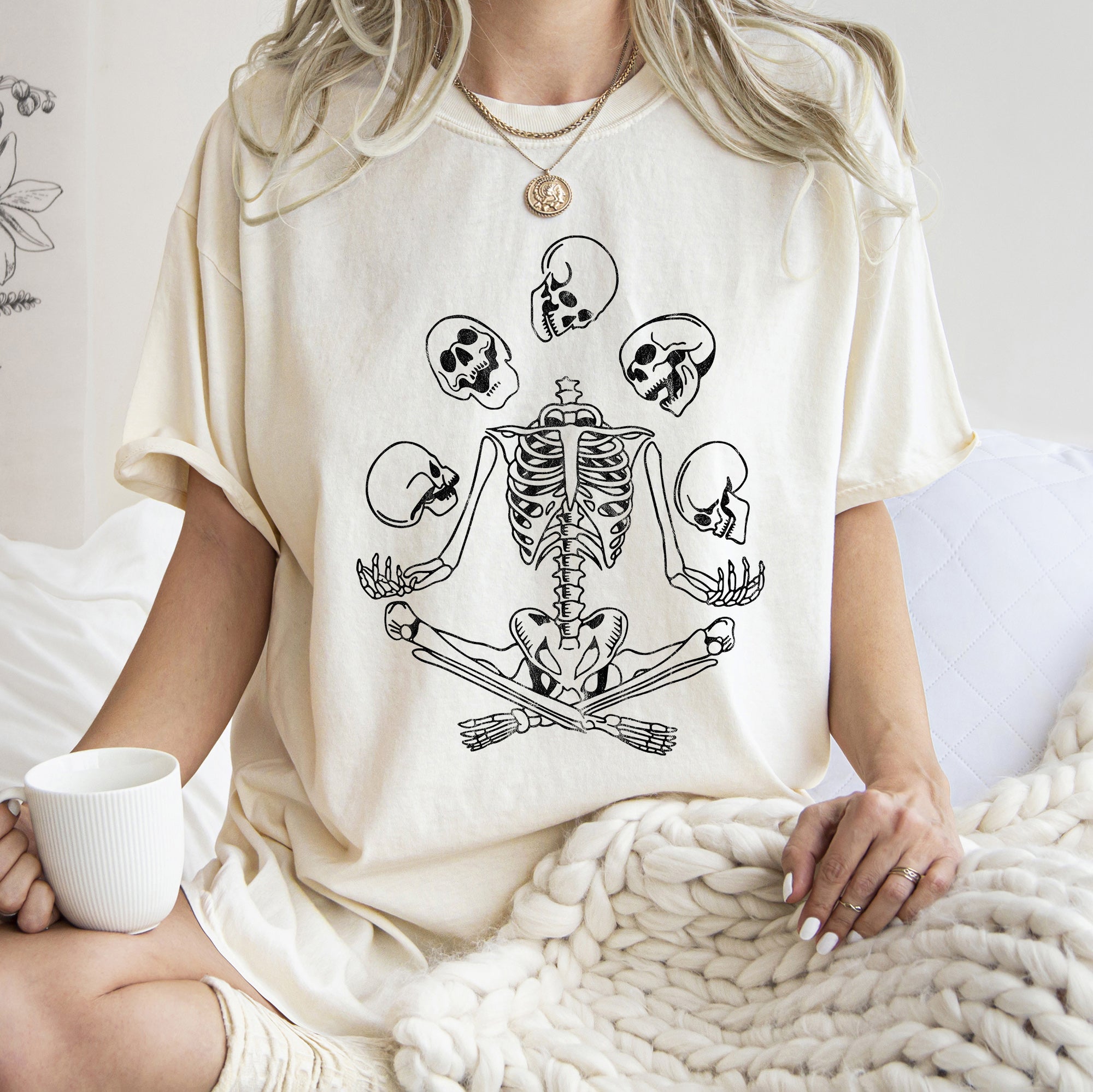 Skeleton Juggling Retro Halloween T-shirt