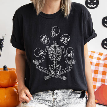 Skeleton Juggling Retro Halloween T-shirt